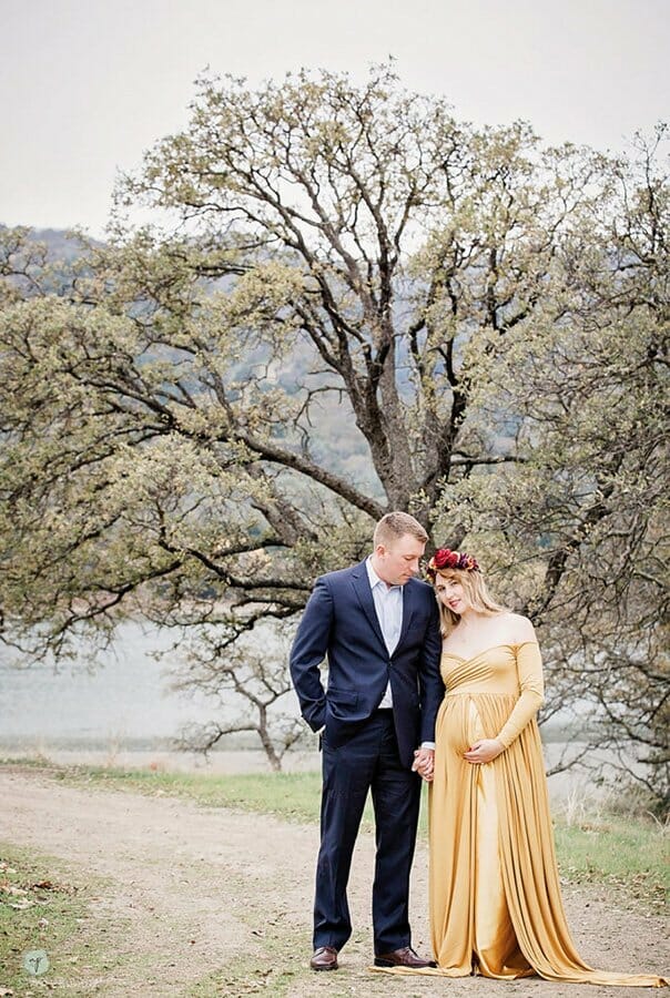 artistic couples maternity photo of leaning on husband